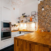 Piano di lavoro in legno incollato e pannello sega all'interno della cucina