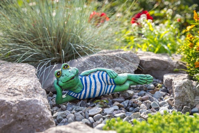 Figurina di rana del fumetto nella decorazione del giardino