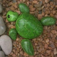 Tartaruga decorativa in pietra dipinta