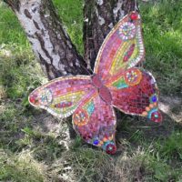 Farfalla in compensato sotto tronchi di betulla