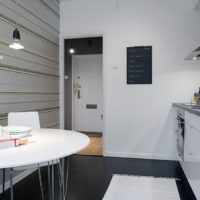 Cucina design in bianco nella casa del pannello odnushka