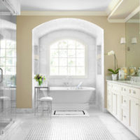 Salle de bain blanche néoclassique