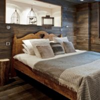 Ниша в спалнята с дървена облицовка