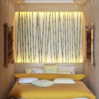 Papuoškite nišą virš lovos su bambuko lazdelėmis