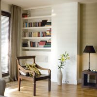 Rések a könyvek számára a lakóépület nappali szobájában