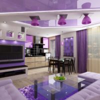 Интериорът на хола в лилаво с ниши