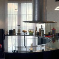 Bar en verre dans la cuisine d'un appartement masculin