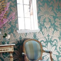 Salon de style provençal avec imprimé floral sur papier peint