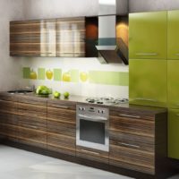 La combinazione di colori marrone e verde oliva sulle facciate della cucina