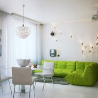 Lumineux salon ensoleillé avec un canapé de couleur olive