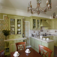 Caldi toni olivastri nella cucina del soggiorno