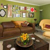 Mobili marroni e pareti verde oliva in un ampio soggiorno