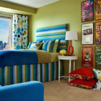 Colori blu e verde oliva nel design della camera da letto