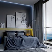 Finestra panoramica nella camera da letto con interni scuri