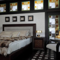 Контрастът на бялото на фона на черния интериор на спалнята