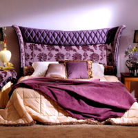 Shades of lilac in the bedroom of a private house