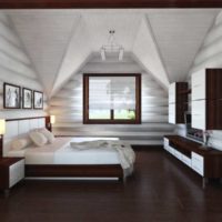 Fehér mennyezet és barna padló egy vidéki ház hálószobájában