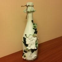 Figurine d'ange sur une bouteille de mariage de champagne
