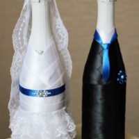 Black and white ribbons in the decor of wedding champagne