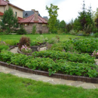 Зеленчукова градина в пейзажа на лятна вила