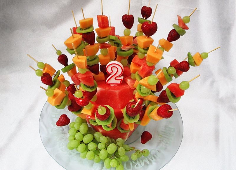 Tartine di frutta per una tavola festiva per il compleanno di un bambino