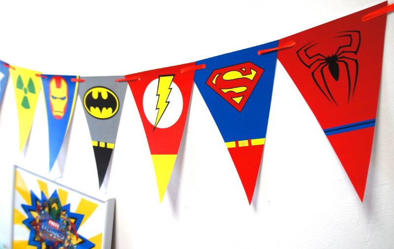 Ghirlanda di carta a tema supereroe per decorare il compleanno di un bambino
