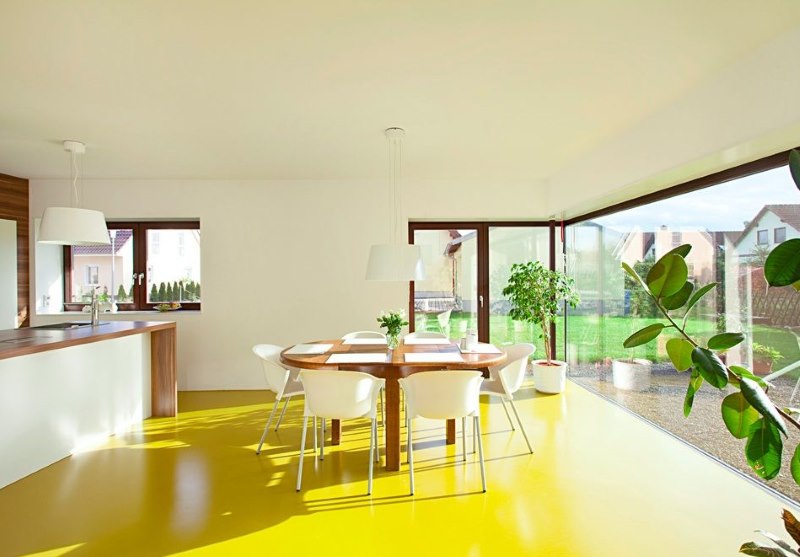 Linoléum jaune sur le sol de la cuisine-salon