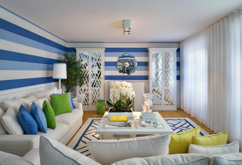 Murs bleus dans le salon avec du papier peint à rayures horizontales