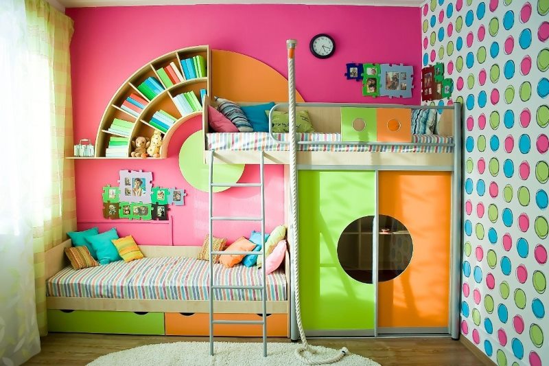 Intérieur d'une chambre d'enfants avec un lit superposé