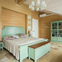 Meubles de couleur menthe dans la chambre d'une maison en bois