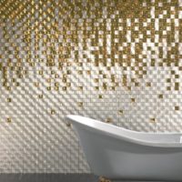 Mosaïque blanche dorée dans la salle de bain