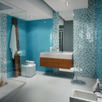 La combinaison de mosaïque blanche et bleue dans la salle de bain