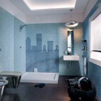 Gratte-ciel de mosaïque sur le mur de la salle de bain