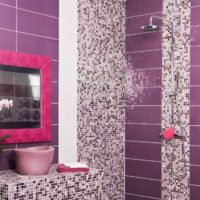 Conception de baignoire violette avec un décor en mosaïque