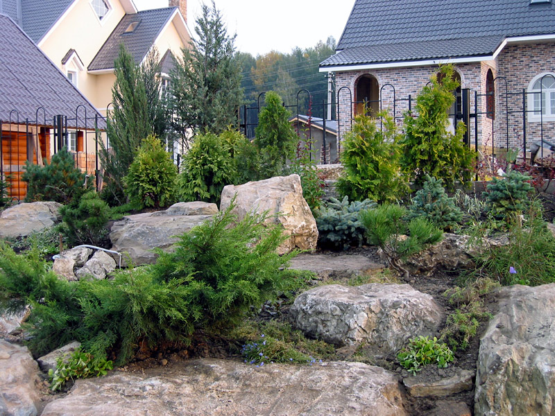 Grandi pietre nel paesaggio di un giardino privato