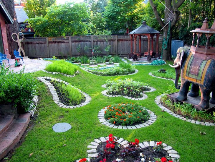 Papuoškite nedidelį sodą su plytų lovomis