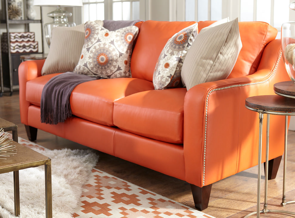 Canapé en cuir orange à l'intérieur de la chambre