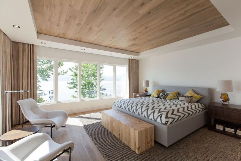 Interno camera da letto minimalista con laminato sul soffitto
