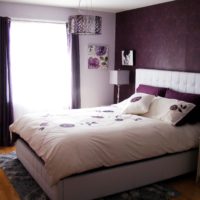 Chambre sombre avec un couvre-lit blanc sur le lit