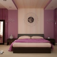 Murs lilas dans la chambre d'une jeune famille