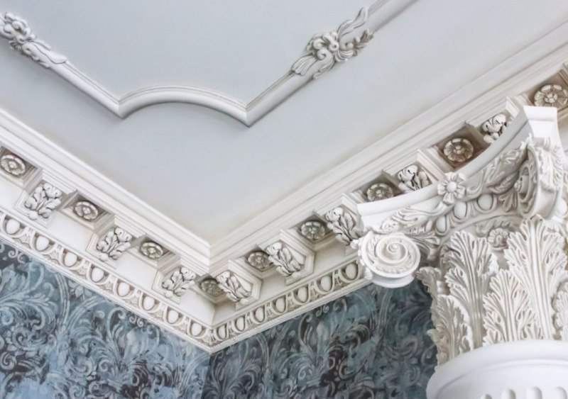 Moulures en plâtre au plafond du salon de style Empire