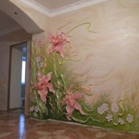Stucco colorato sulla parete del soggiorno