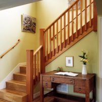 Escalier en bois avec une plateforme intermédiaire