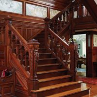 Escalier en bois massif au design classique