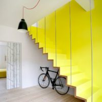 Vélo sous l'escalier jaune