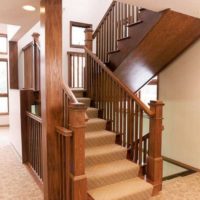 Escalier en bois massif au deuxième étage d'une maison privée