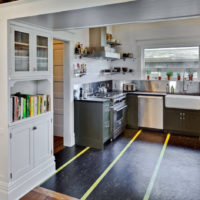 Linoléum foncé avec une légère bande dans la cuisine d'une maison privée