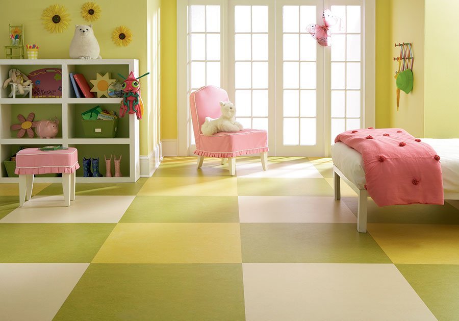 Linoléum aux couleurs vives à l’intérieur d’une chambre d’enfant pour fille