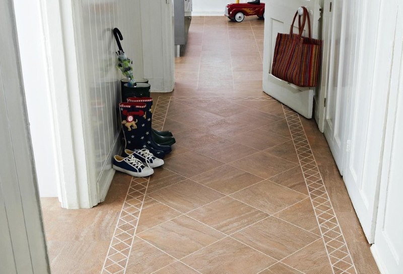 Linoléum avec un motif de carreaux sur le sol du couloir