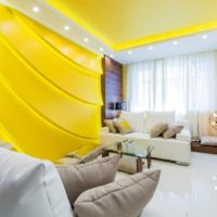 Decorazioni per il soggiorno in colori giallo brillante.
